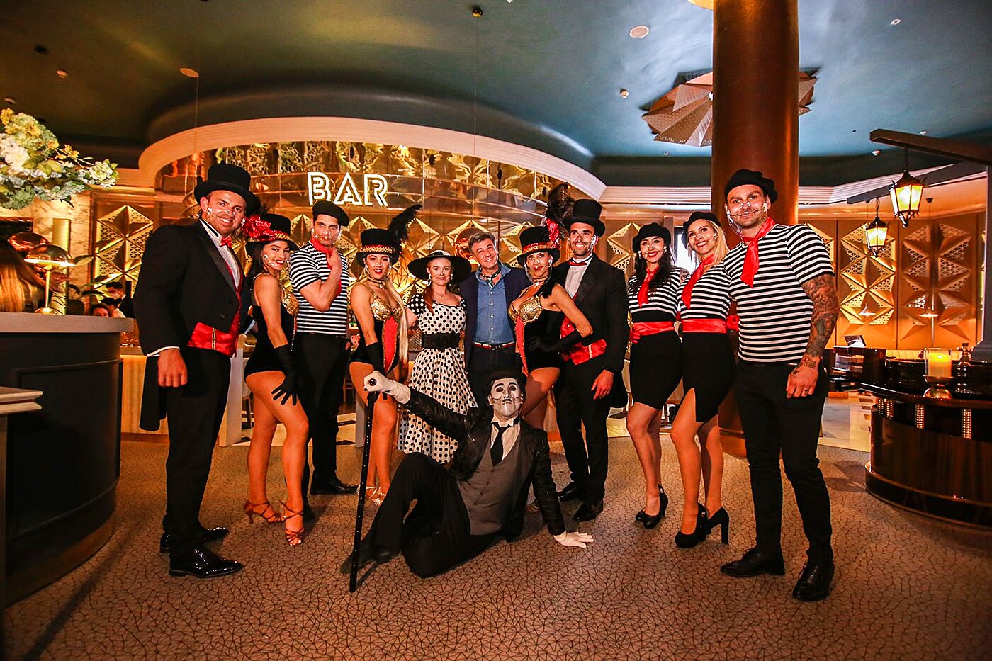 Elenco completo en bar