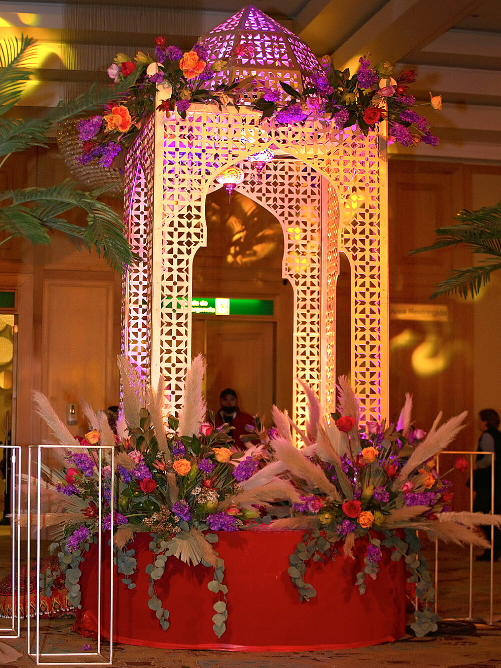 Arco árabe iluminado con flores