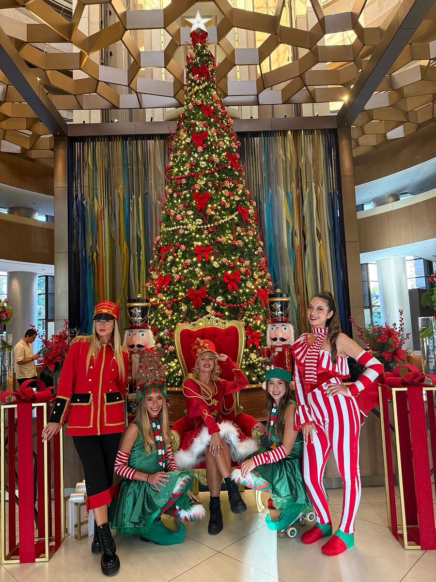 Elenco navideño con árbol