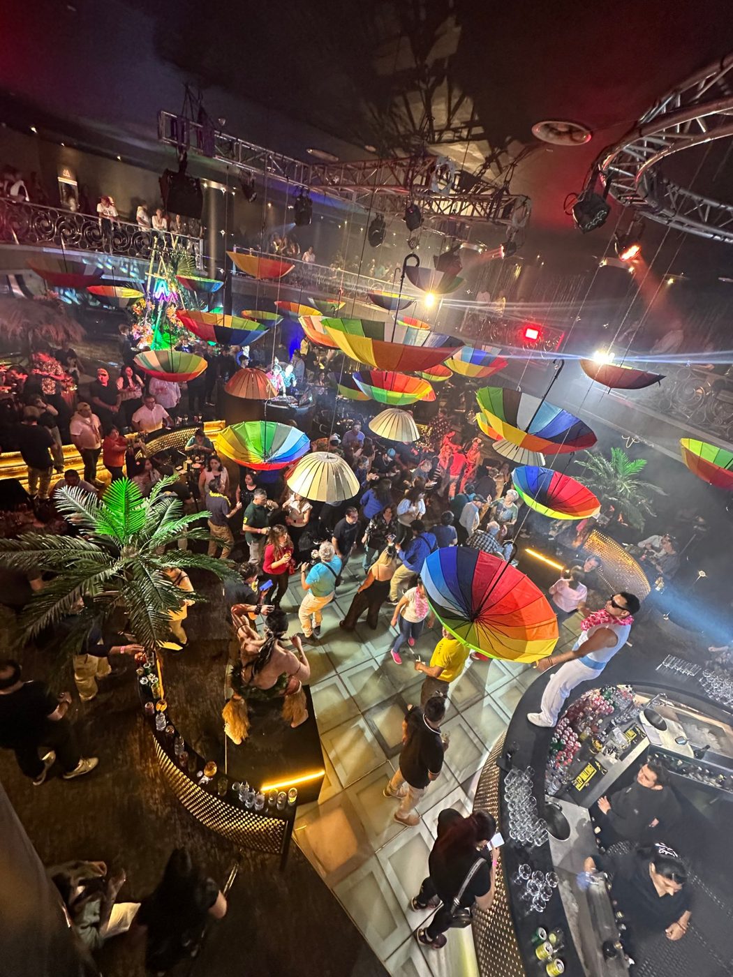 Decoración paraguas coloridos