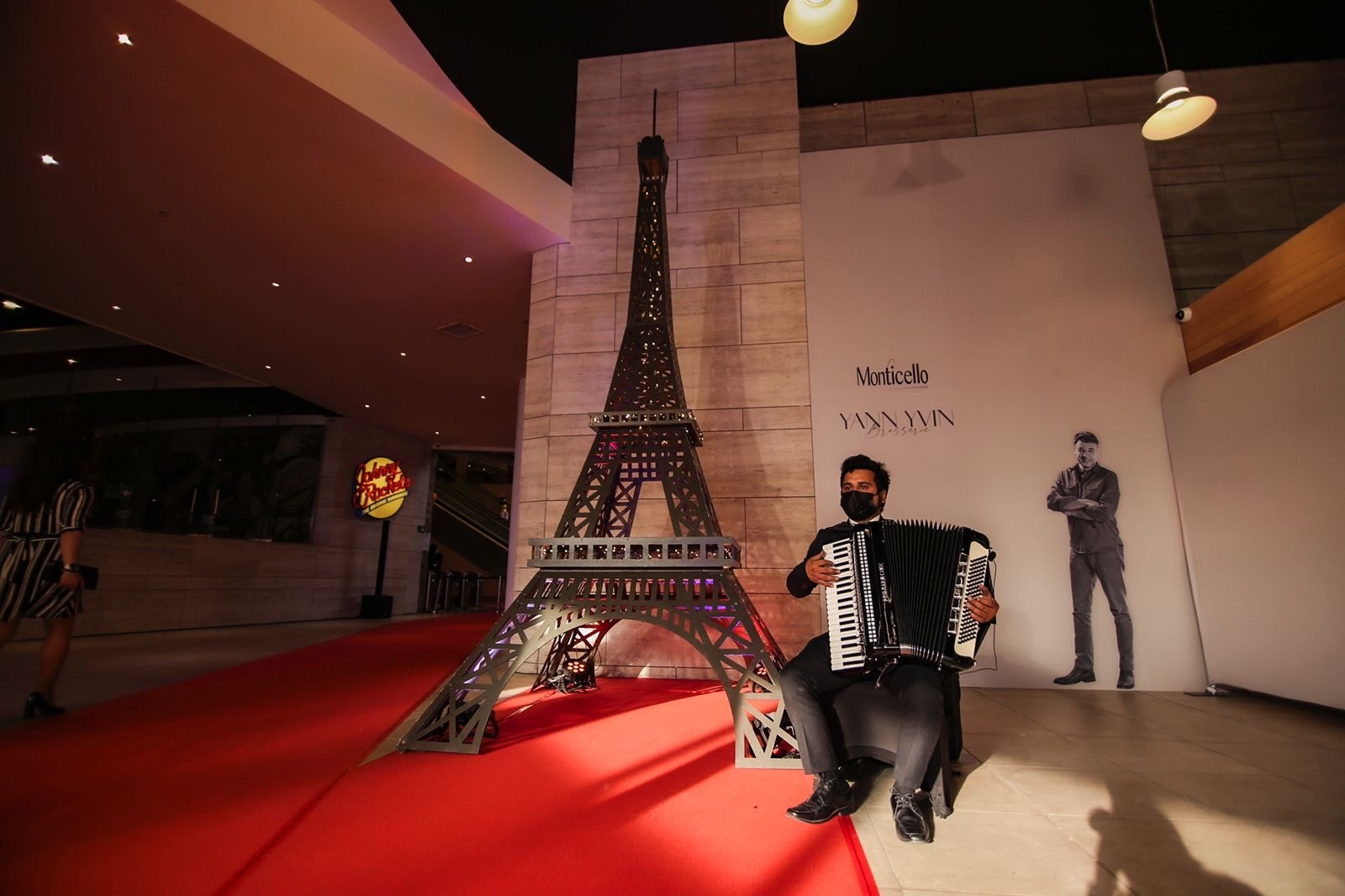 Torre Eiffel acordeonista alfombra roja
